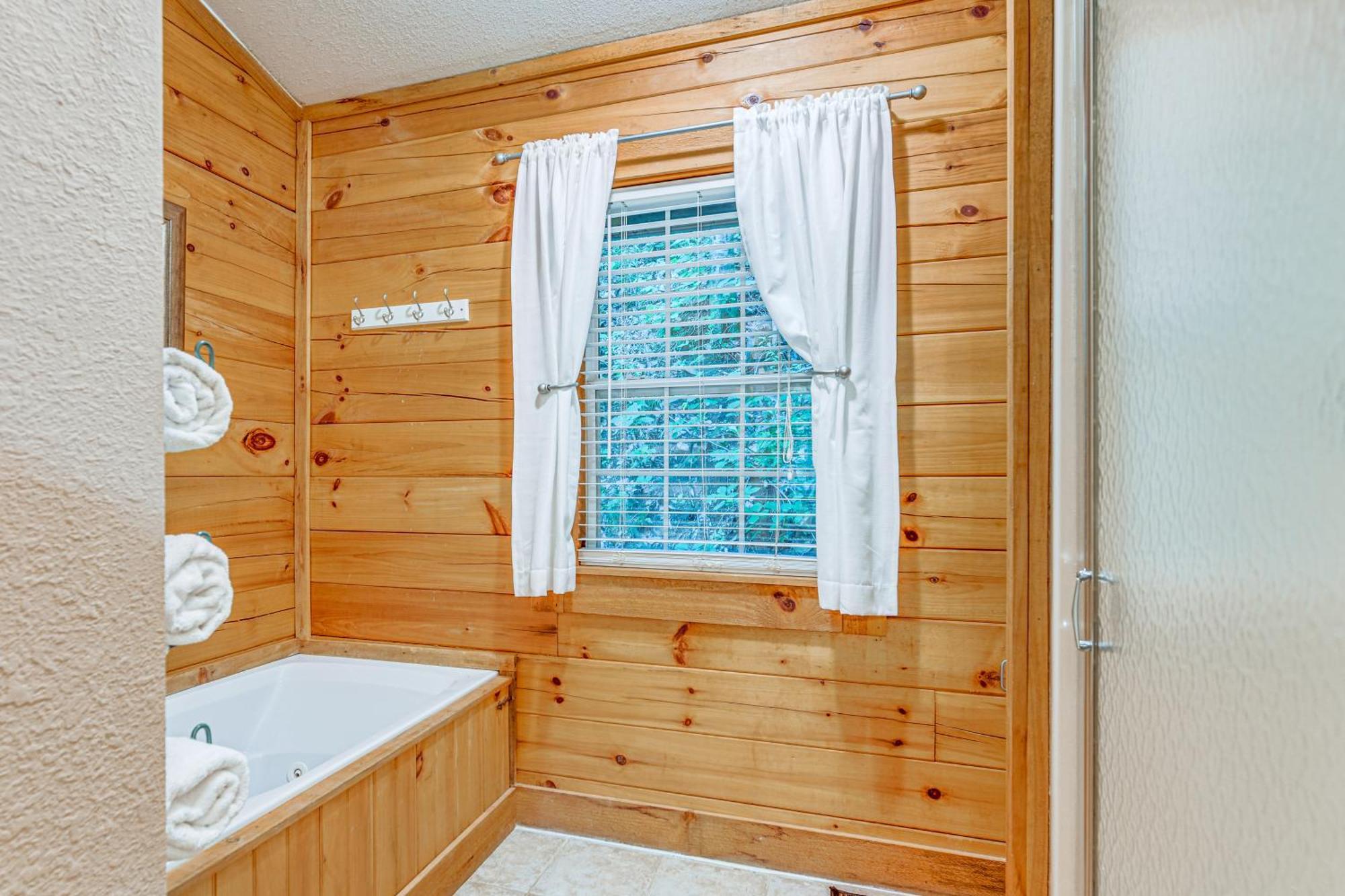 Serene Maggie Valley Retreat With Deck And Hot Tub! Kültér fotó